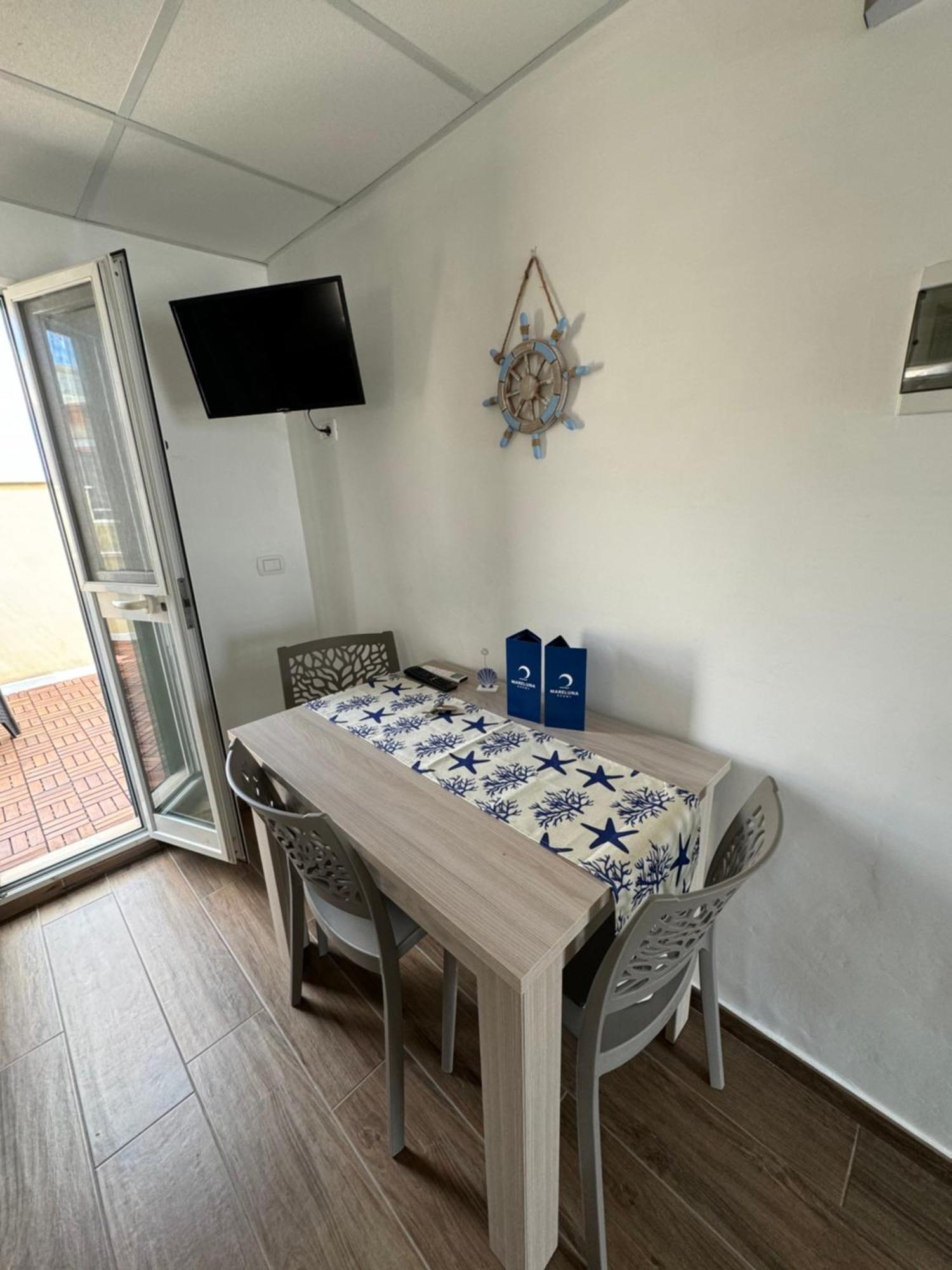 Mareluna Rooms Маргерита-ді-Савоя Екстер'єр фото